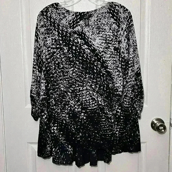 ALFANI Black and White High Low top | size medium - Picture 1 of 7